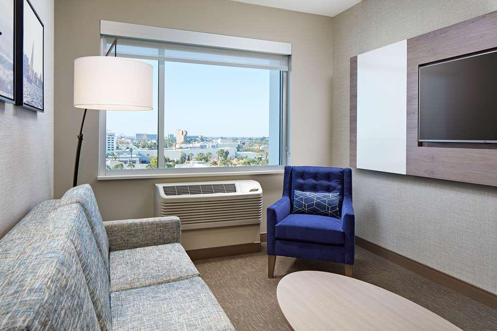 Cambria Hotel & Suites Anaheim Resort Area Room photo